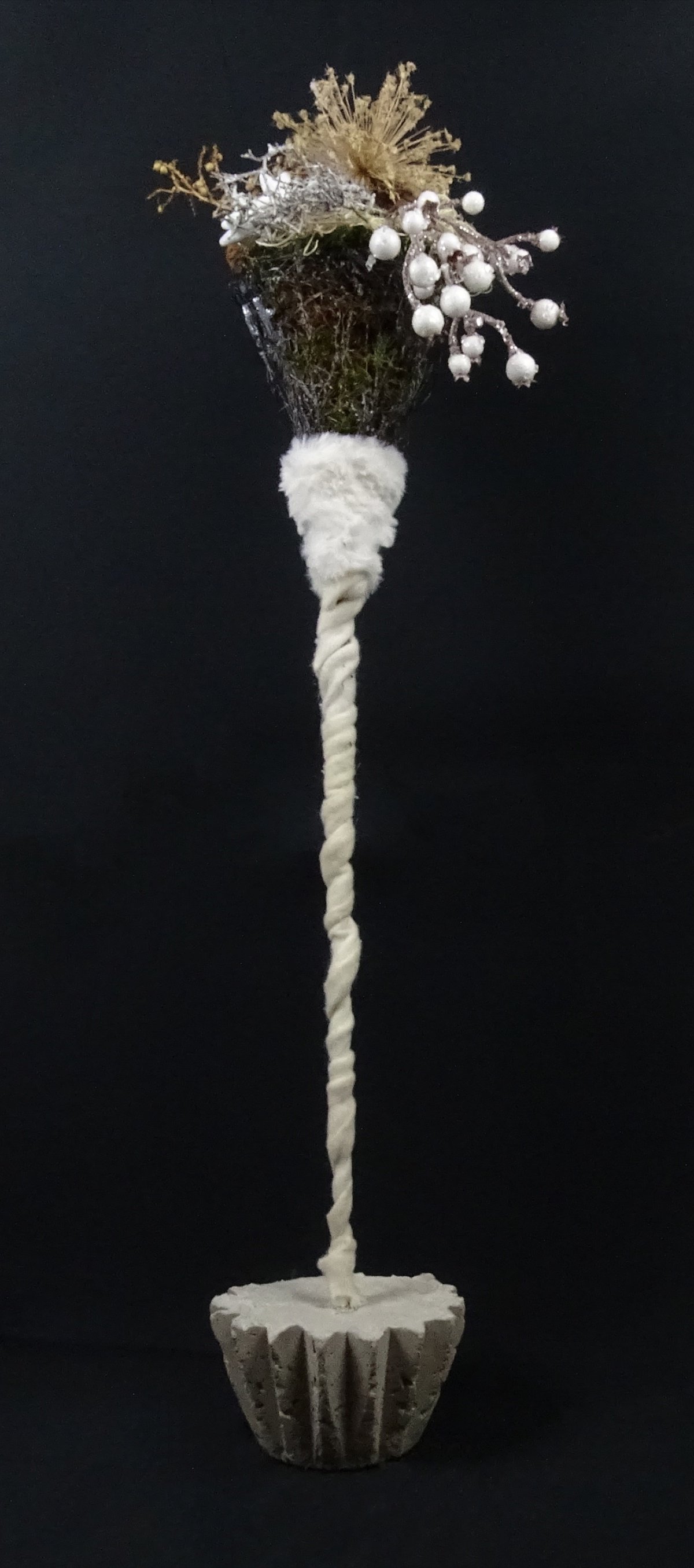 Blütenstab mit Trockenblumen und weißen Beeren