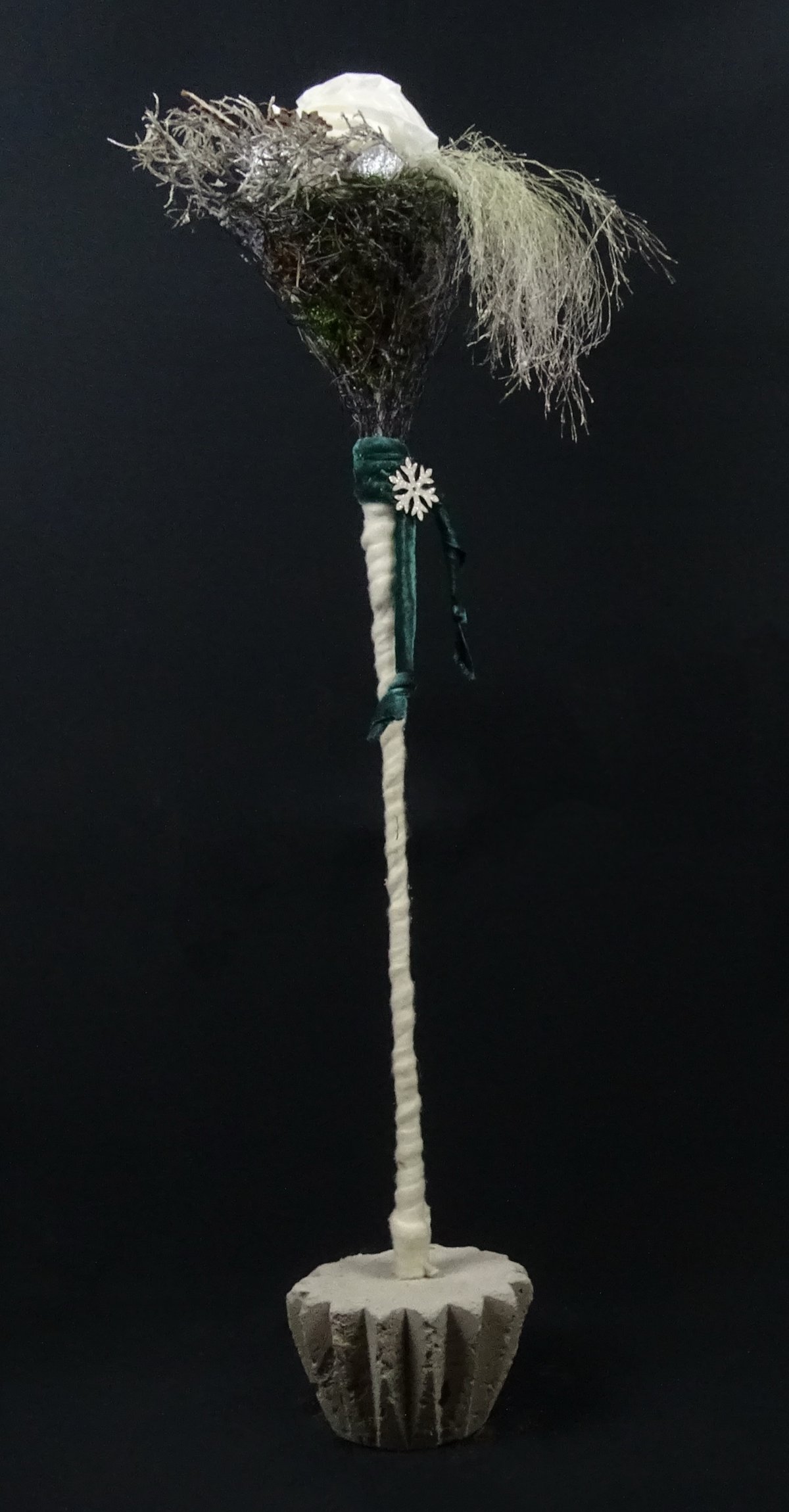 Blütenstab mit Moos und Samtband