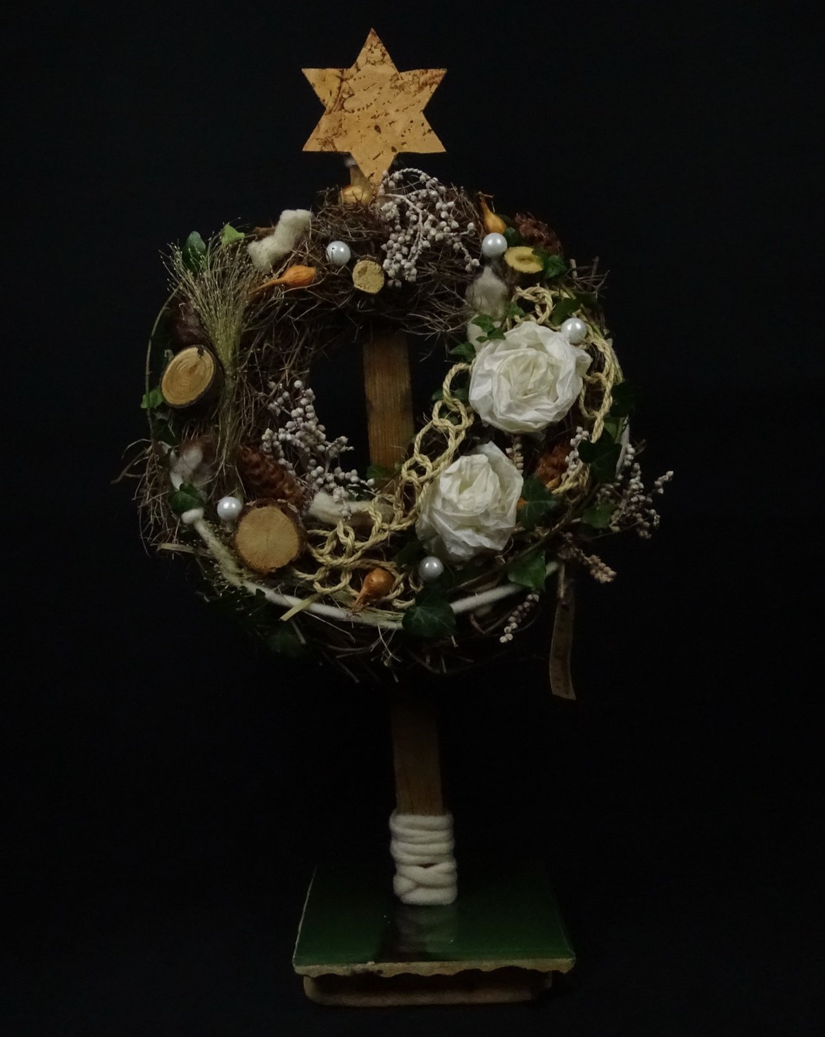 Naturkranz auf grünem Holzständer