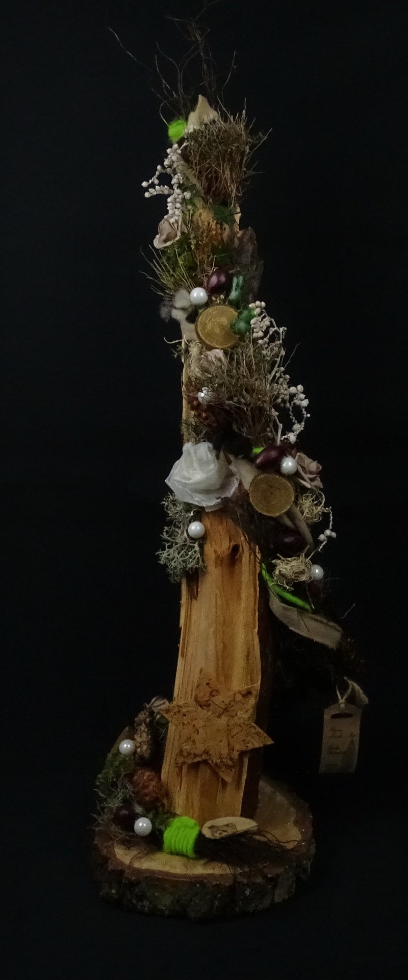 Stele mit Rosen, Perlen und grüner Wolle