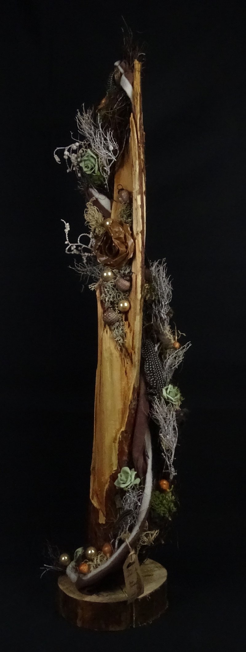 Hohe Stele mit Eucalyptus-Rosen und Federn