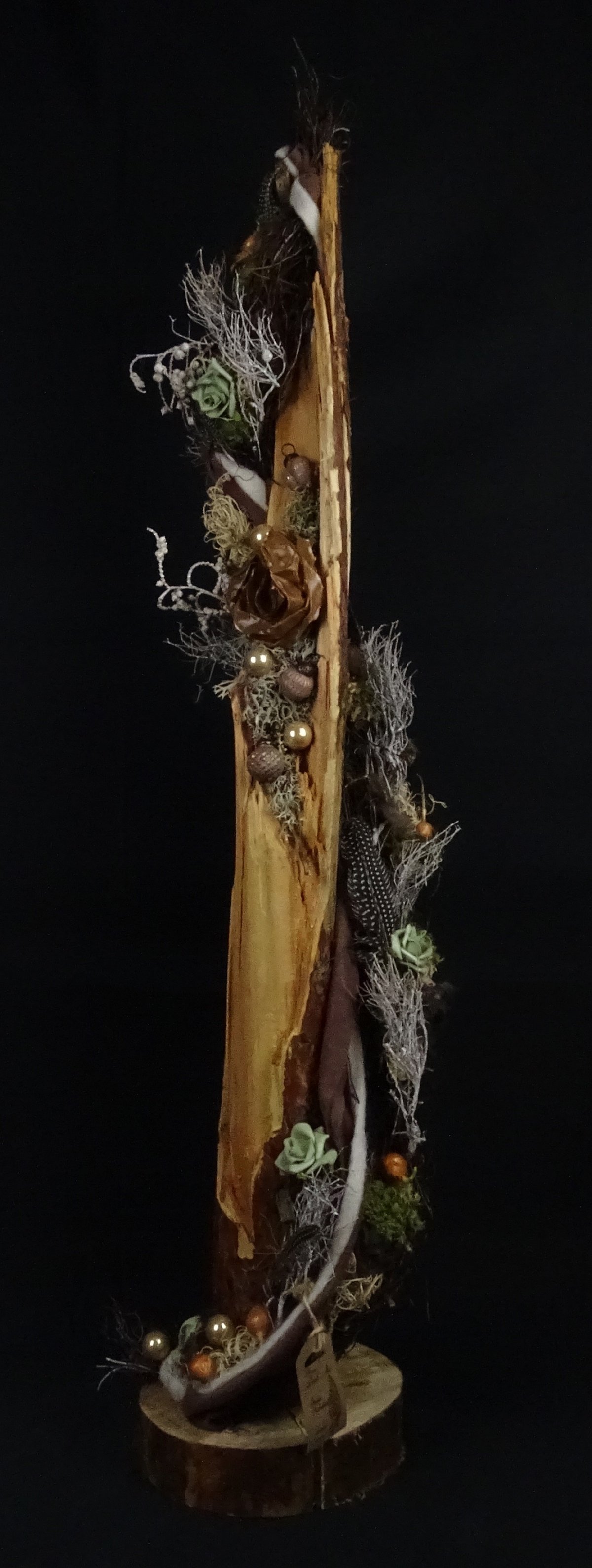 Hohe Stele mit Eucalyptus-Rosen und Federn