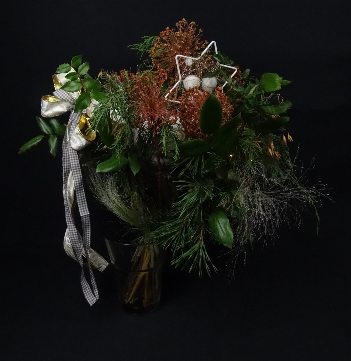 Winterstrauss mit Trockenblumen und Drahtstern