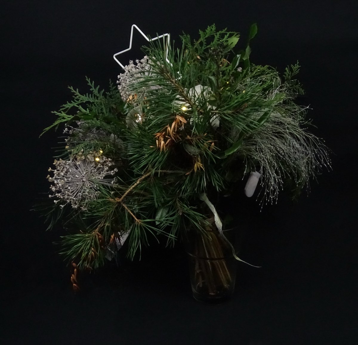 Winterstrauss mit Lichterkette und Drahtstern