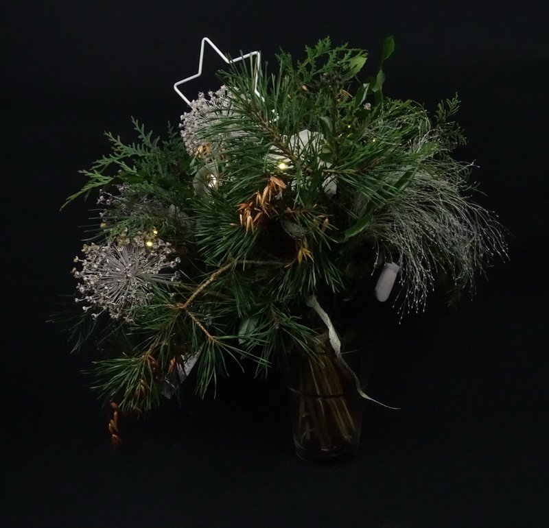 Winterstrauss mit Lichterkette und Drahtstern