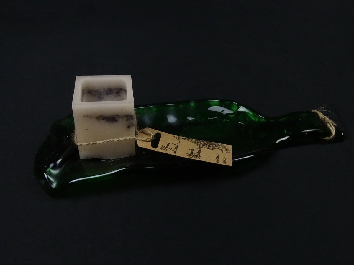 Flaschendeko mit zylindrischer Lavendelkerze (dunkel)