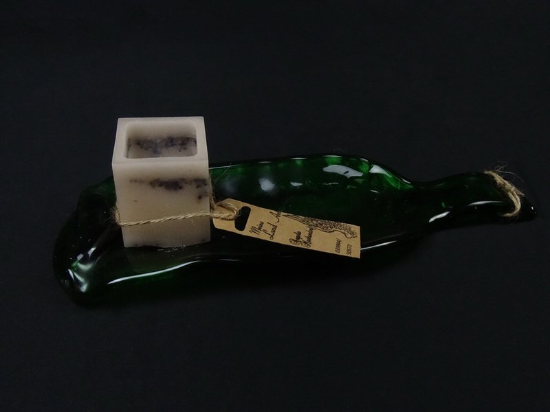 Flaschendeko mit zylindrischer Lavendelkerze (dunkel)