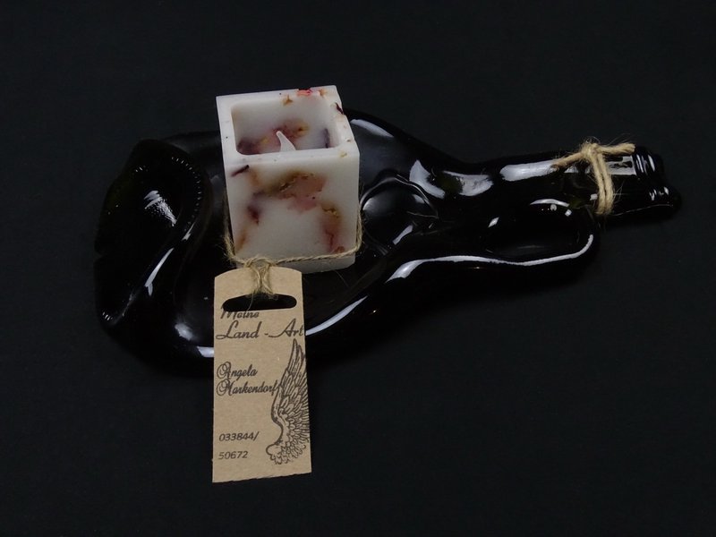 Breite Flaschendeko mit Rosenkerze