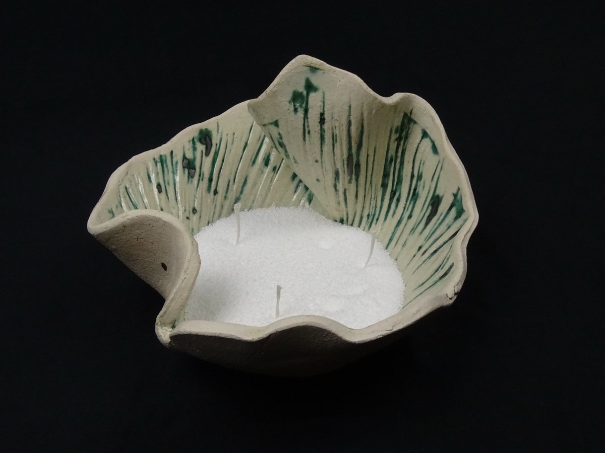 Blütenform-Schale mit Kerzensand