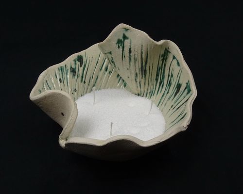 Keramikschale mit Kerzensand und eingesteckten Dochten