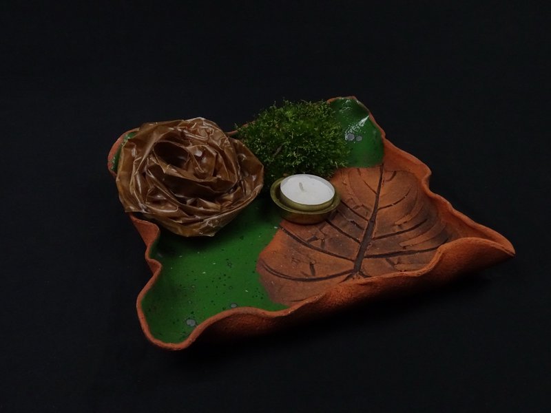 Blattförmiger Tonteller mit grüner Glasur