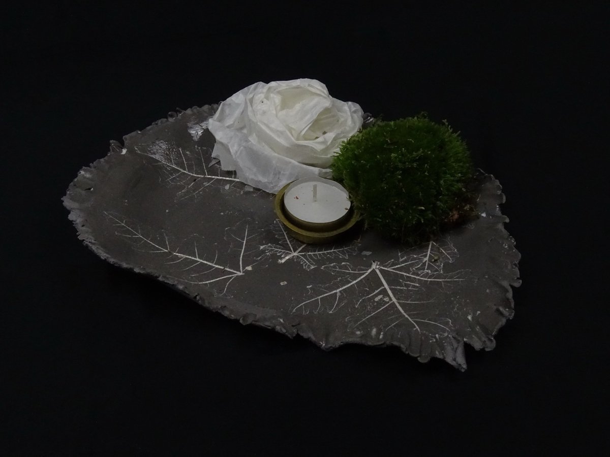 Zement-Blattplatte mit weißer Rose