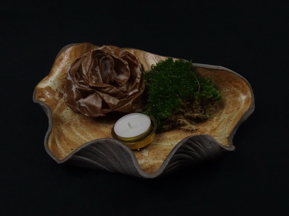 Wellenförmige Keramikschale mit brauner Rose