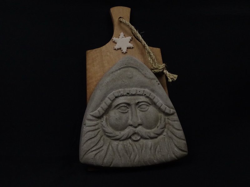 Beton-Weihnachtsmann auf Holzbrettchen