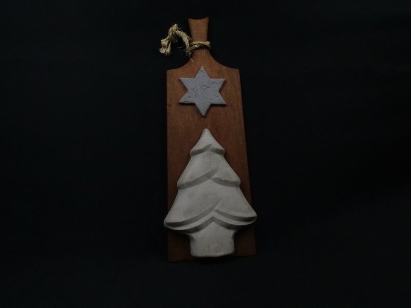 Beton-Tannenbaum mit Stern auf Schneidebrett