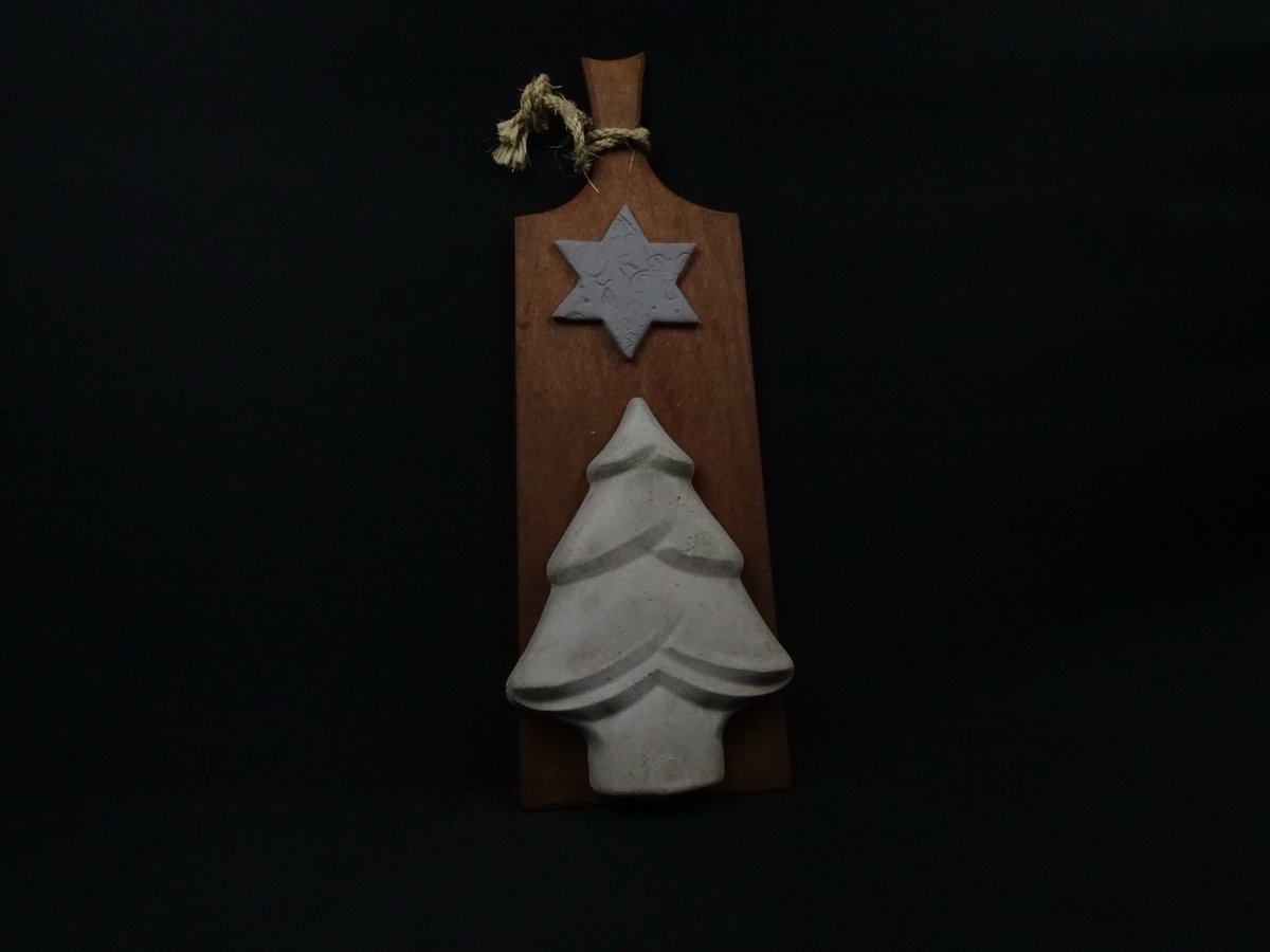Beton-Tannenbaum mit Stern auf Schneidebrett