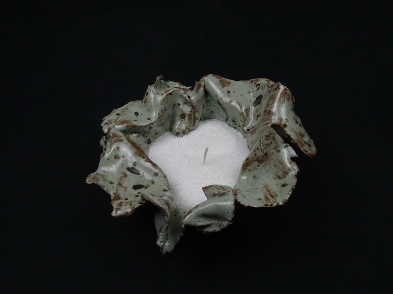 Sage-grüne gesprenkelte Schale mit Kerzensand