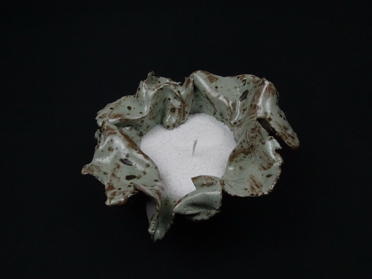 Sage-grüne gesprenkelte Schale mit Kerzensand