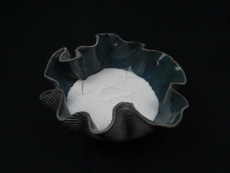 Gewellte Petrol-Schale mit Kerzensand