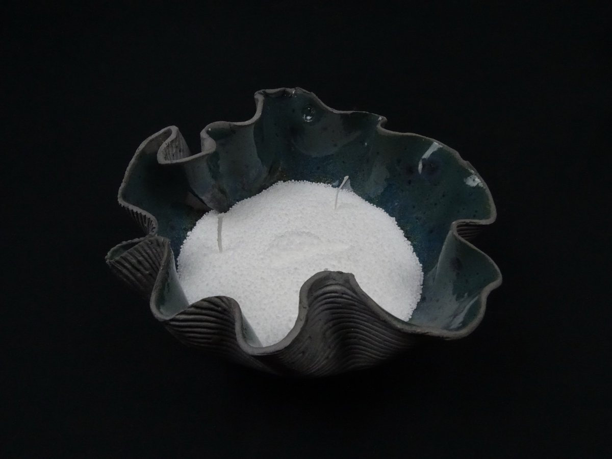 Gewellte Petrol-Schale mit Kerzensand