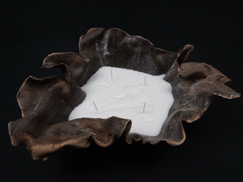 Große dunkelbraune Schale mit Kerzensand und Dreidocht