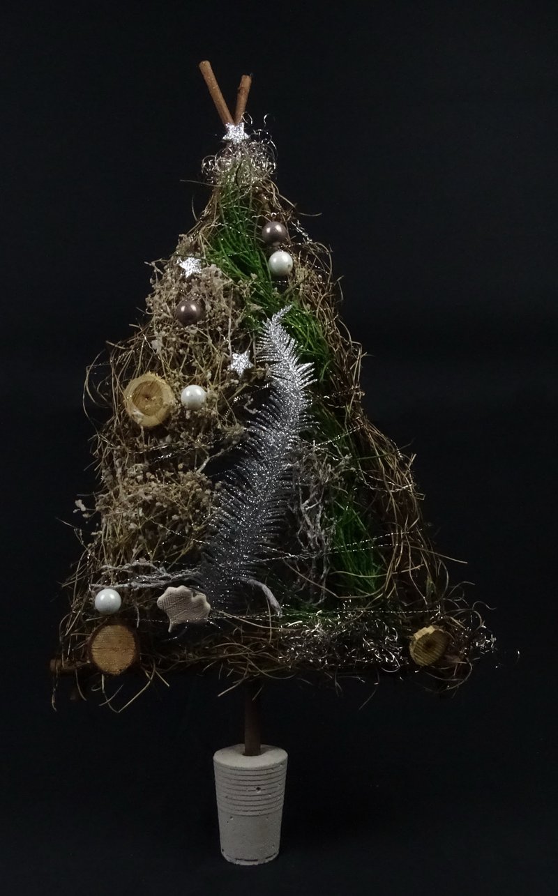 Deko-Tannenbaum mit silbernen Farnen