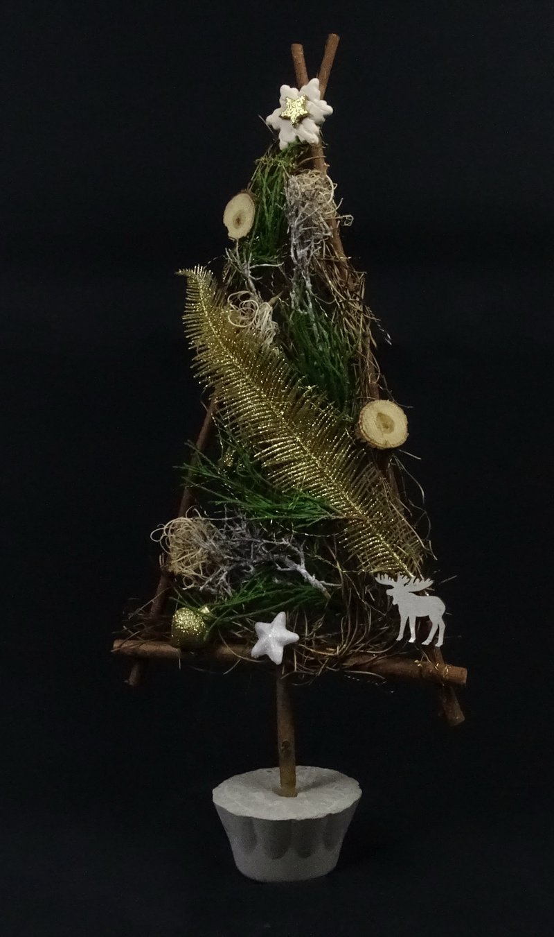 Deko-Tannenbaum mit goldenen Farnen und Elch