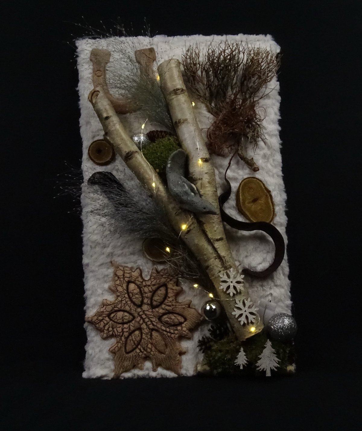 Wandpaneel mit Birkenzweigen und Lichterkette