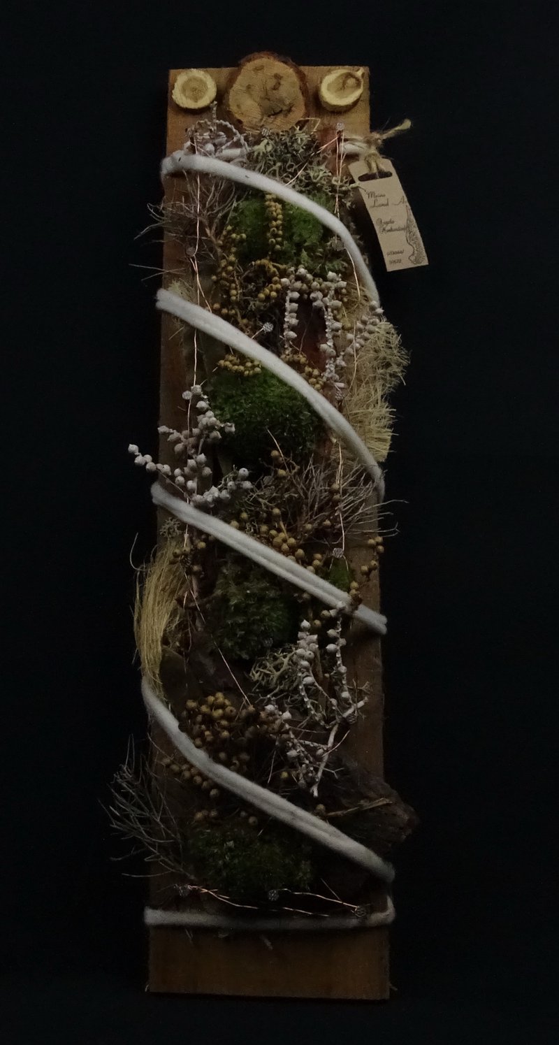 Wandbrett mit Moos, Beeren und Wollspirale