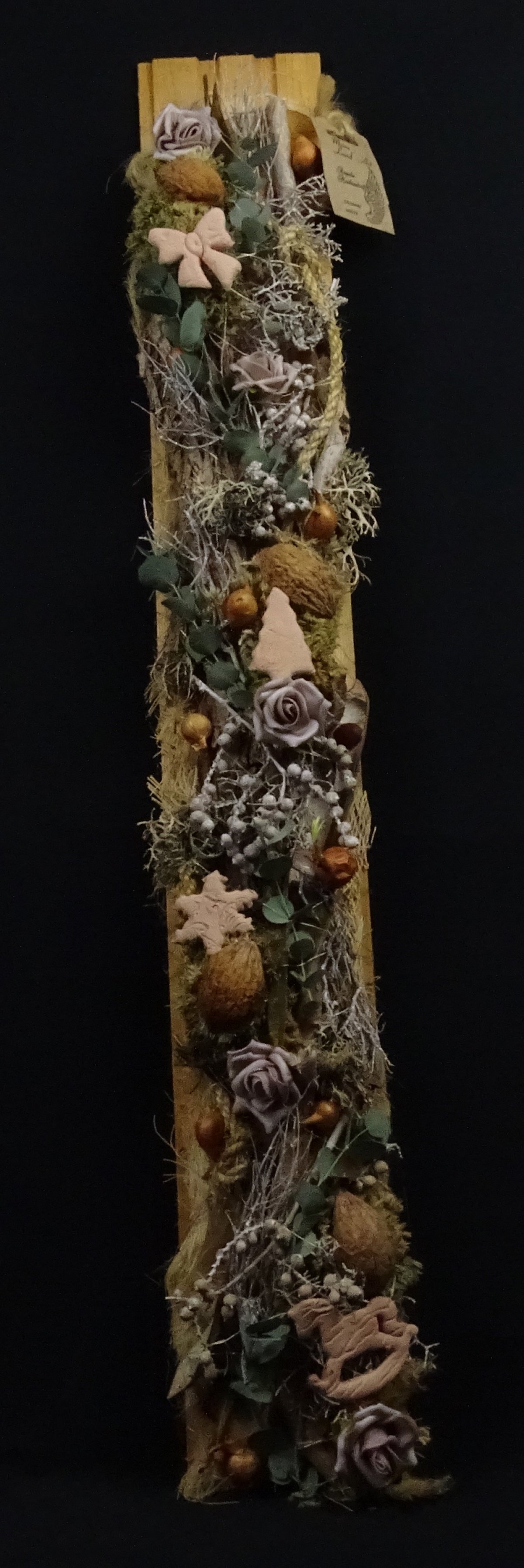 Wandbrett mit pastellfarbenen Rosen und Eukalyptus