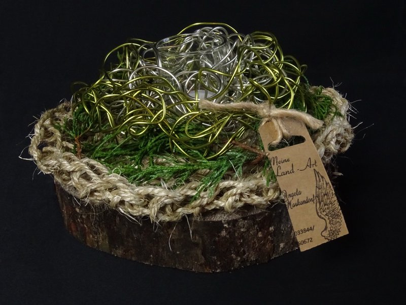 Windlicht mit grün-silbernem Drahtnest