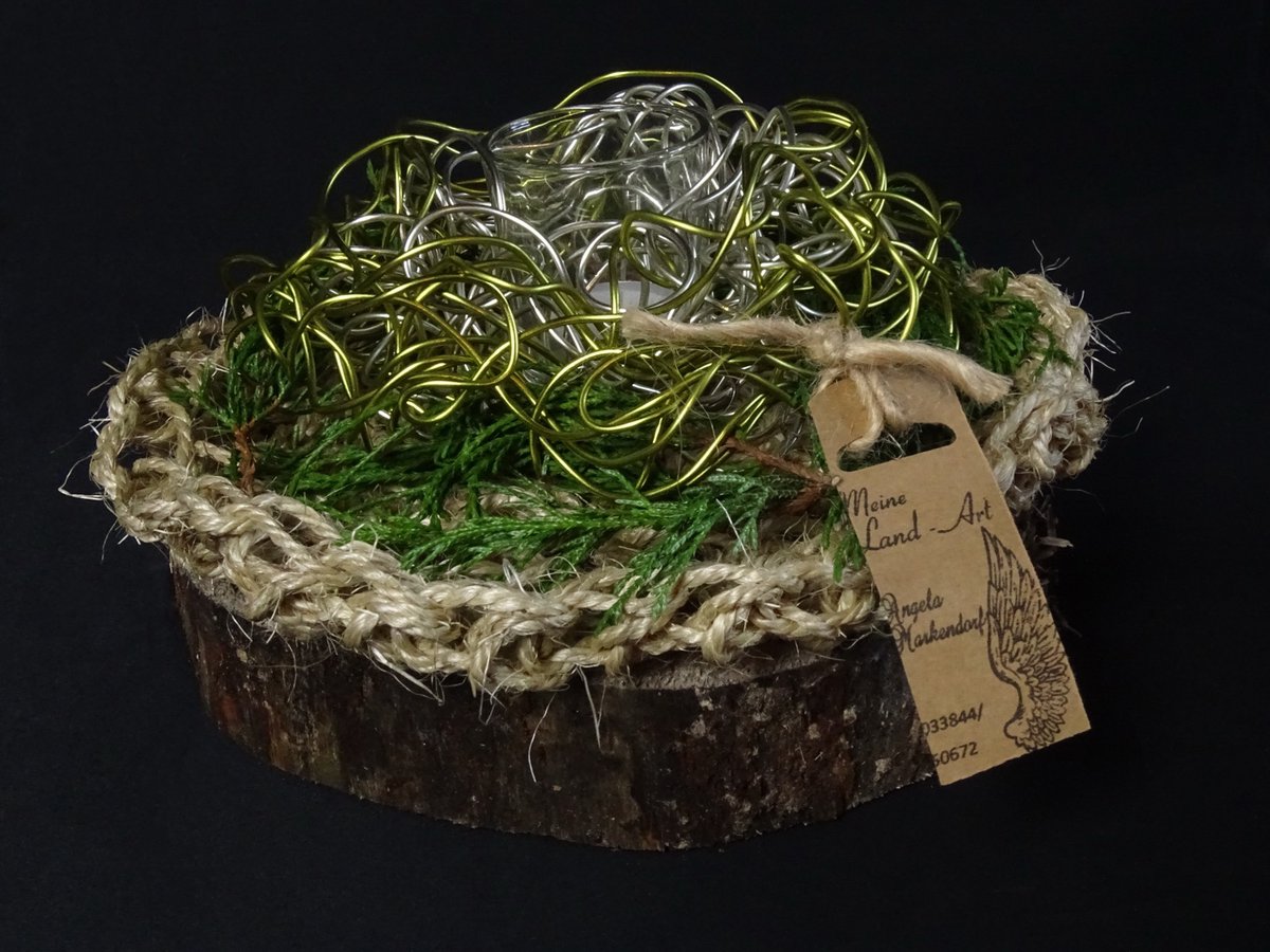 Windlicht mit grün-silbernem Drahtnest