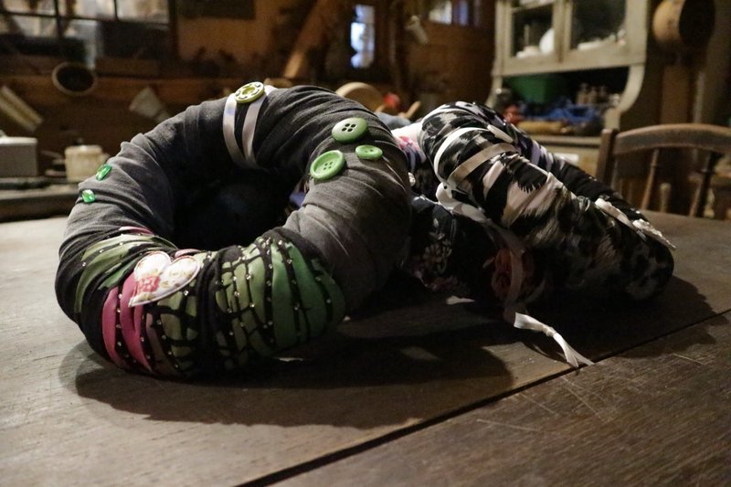 Stoffkranz grün-grau-rosa mit Knöpfen