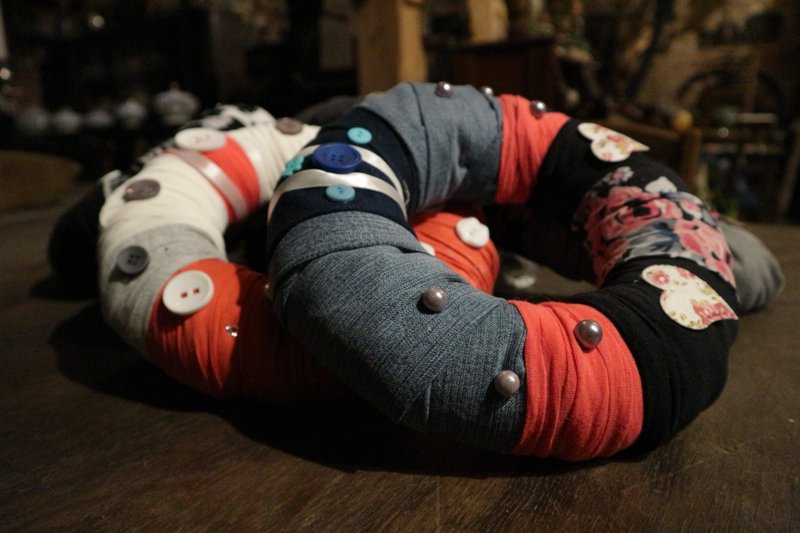 Stoffkranz rot-grau-blau mit Knöpfen und Perlen