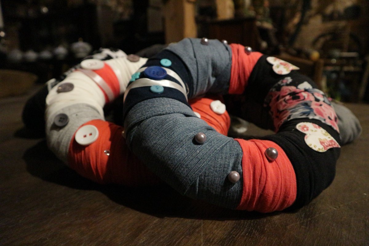 Stoffkranz rot-grau-blau mit Knöpfen und Perlen