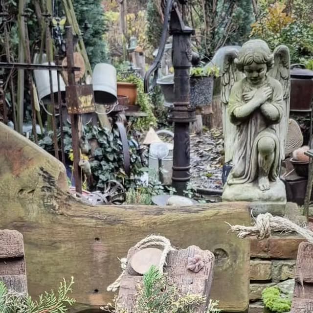 Ledertaschen auf Holz, winterliche Holzbretter und Holzscheiben