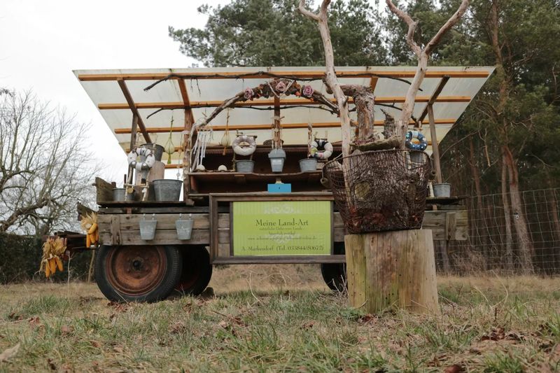 Verkaufswagen von Meine Land-Art mit rustikaler Dekoration an der Chausseestraße in Freienthal