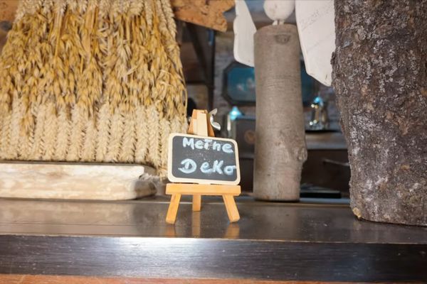 Bienenwachskerzen auf Birkenscheiben mit Moos und Rosenblüten von Meine Land-Art